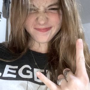 Meet your Posher, Izzi